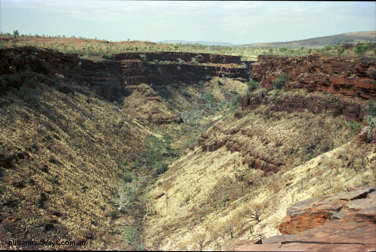 205-19
Wittenoom, upper reaches of Bee Gorge, landscape views.
