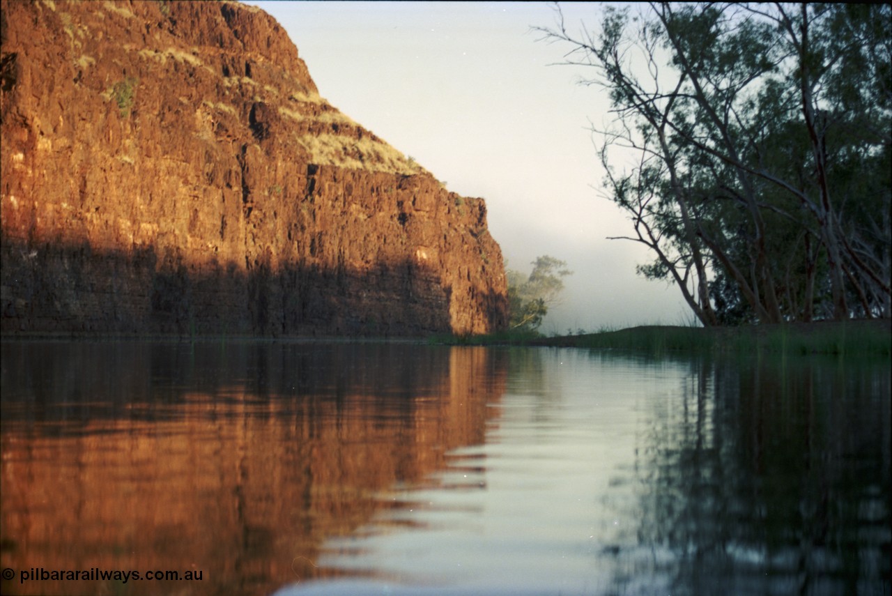 206-06
Carawine Pool at Carawine Gorge, looking north.
