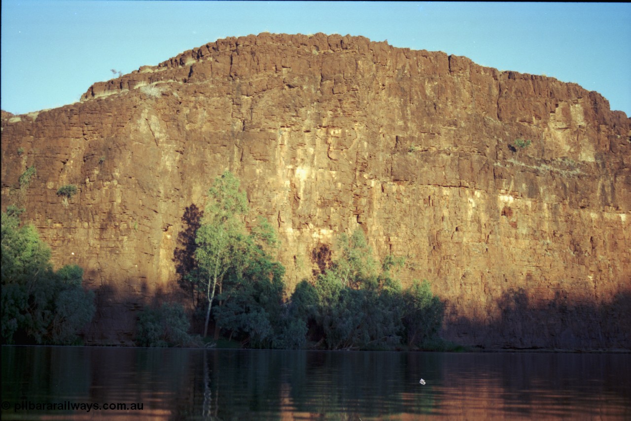 206-07
The western wall of Carawine Pool.
