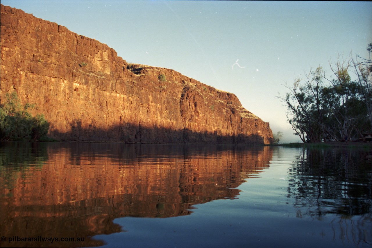 206-09
Carawine Pool at Carawine Gorge, looking north.
