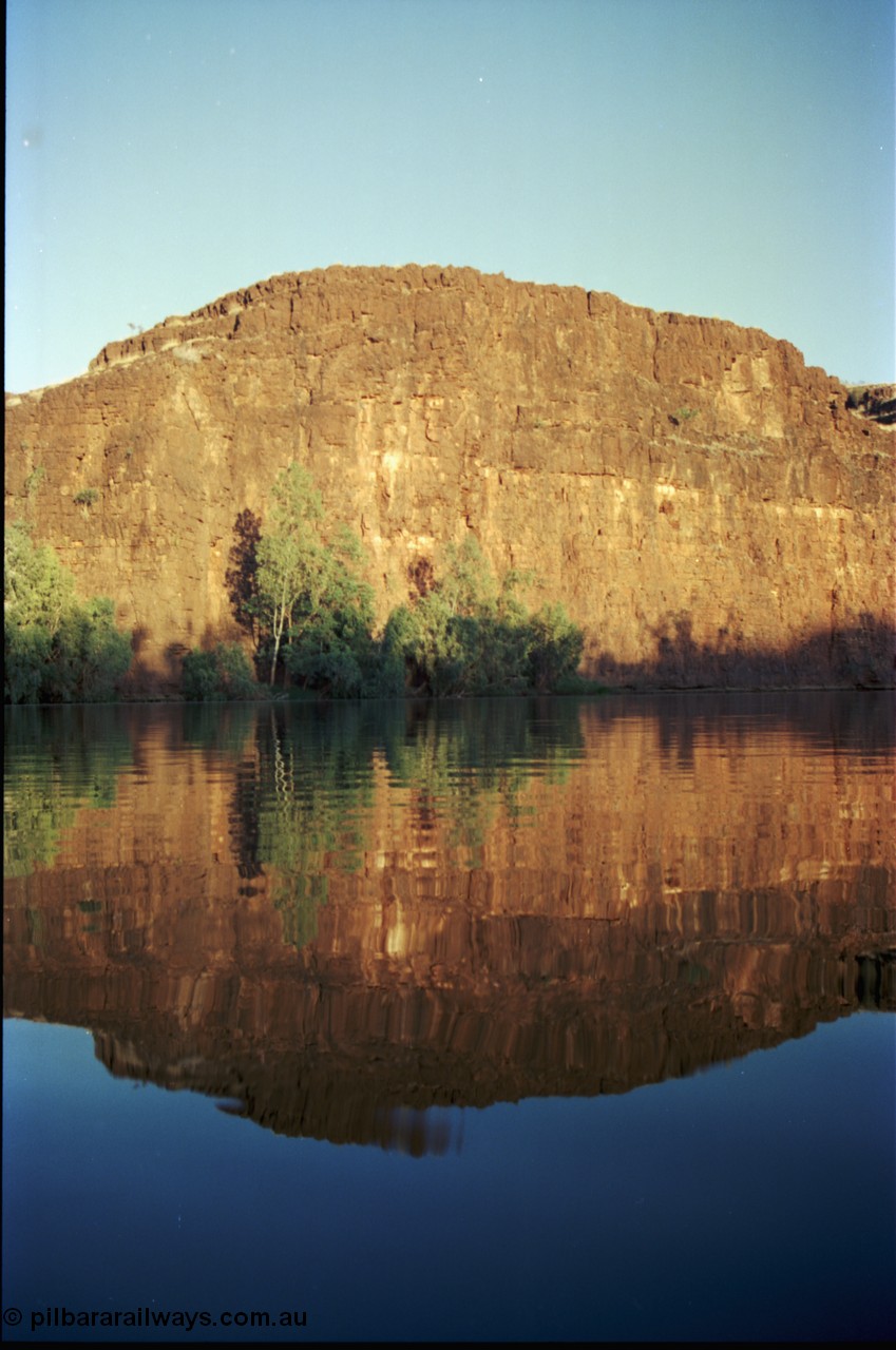 206-11
The western wall of Carawine Pool.
