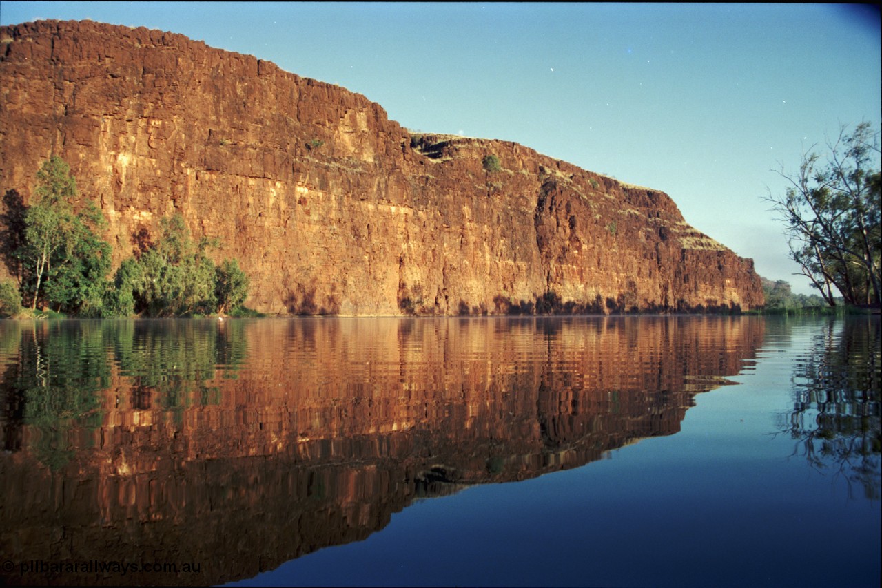 206-15
Carawine Pool at Carawine Gorge, looking north.
