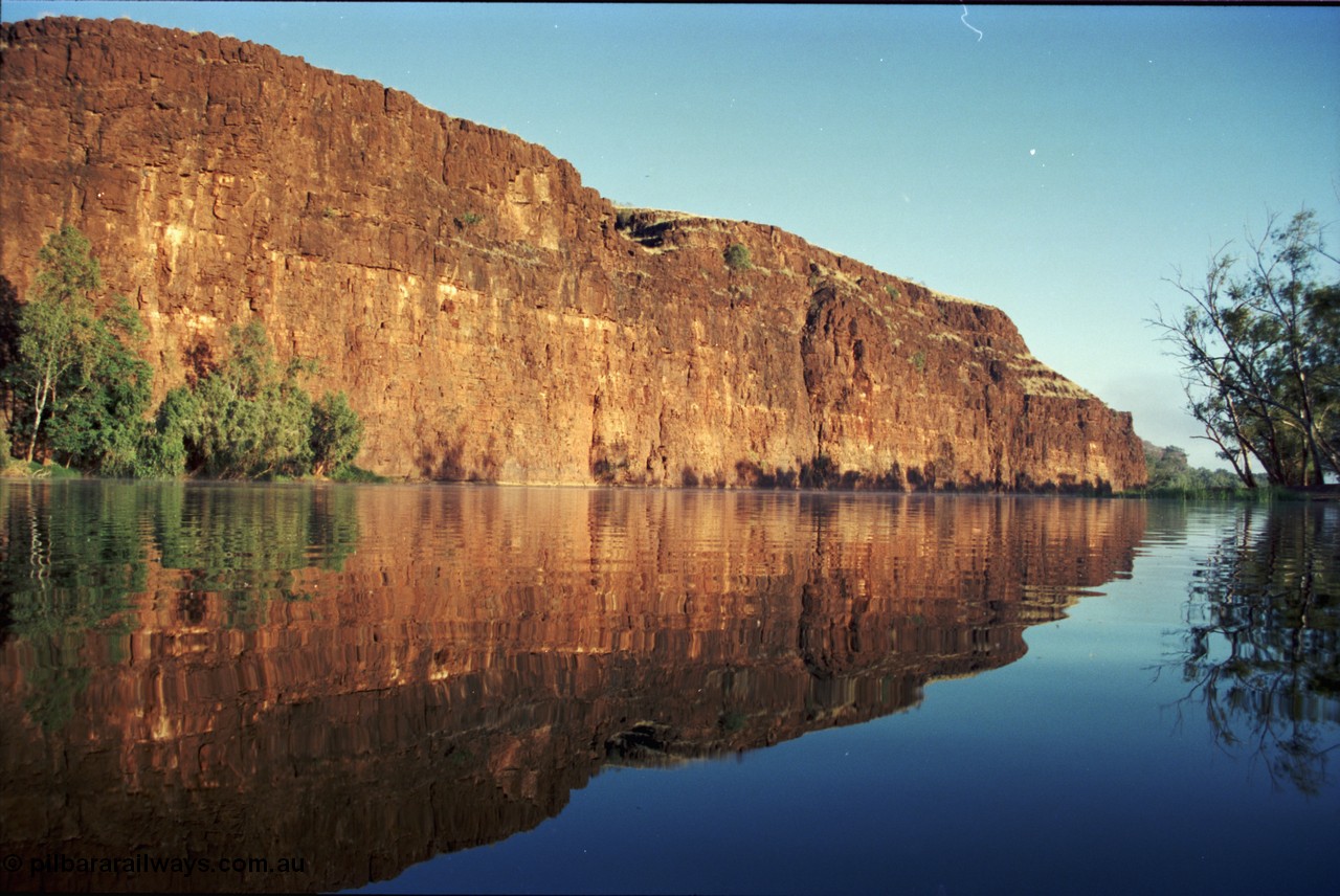 206-16
Carawine Pool at Carawine Gorge, looking north.
