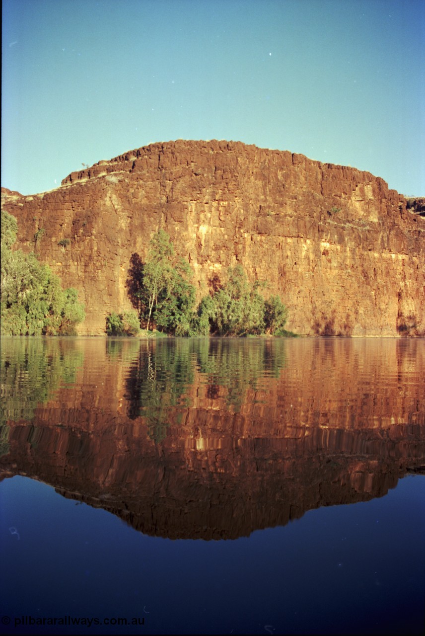 206-18
The western wall of Carawine Pool.
