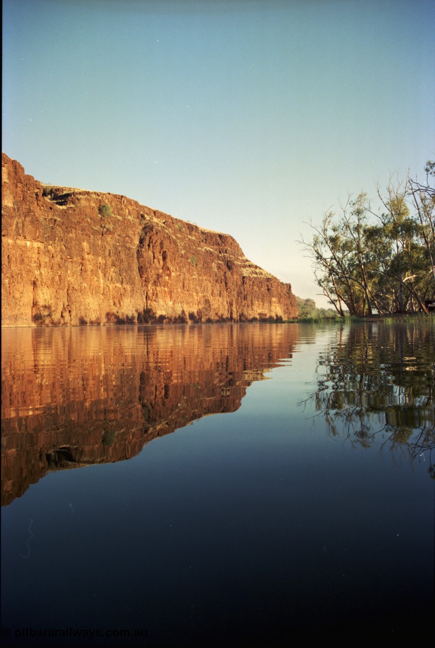 206-21
Carawine Pool at Carawine Gorge, looking north.
