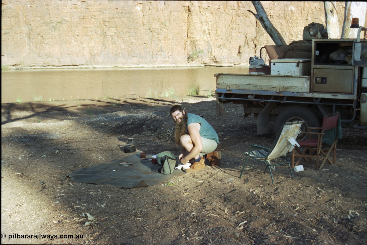 206-23
Toad yelling some sort of abuse to Pope, at Carawine Pool.
