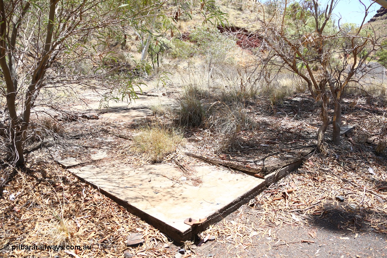 160101 9772
Wittenoom Gorge, Gorge Mine area, asbestos mining remains, concrete slab for former building. [url=https://goo.gl/maps/GowW8yQx4i72]Geodata[/url].
