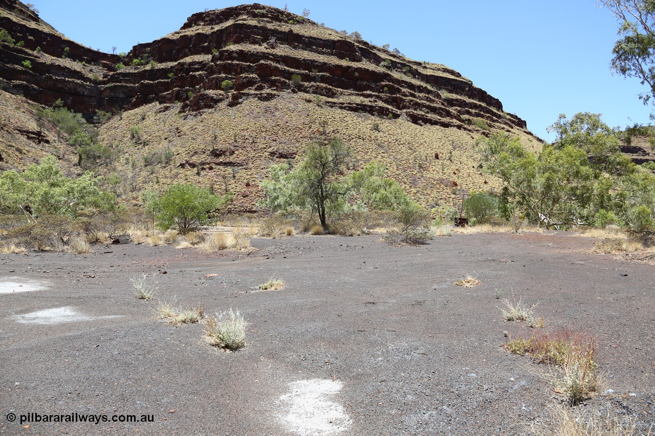 160101 9778
Wittenoom Gorge, Gorge Mine area, asbestos mining remains, view across to former railway workshops building, slab remains. [url=https://goo.gl/maps/szdq4gzhKqv]Geodata[/url].
