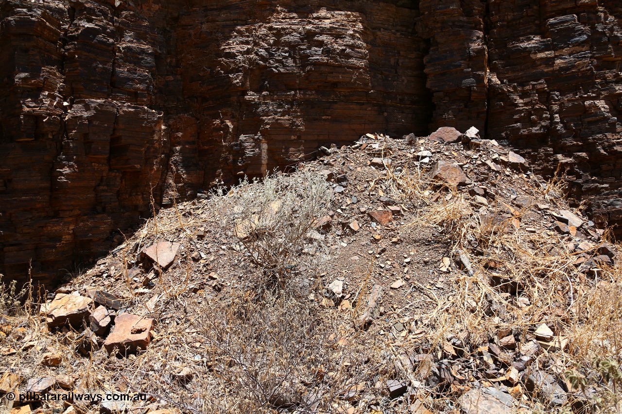 160101 9794
Wittenoom Gorge, Gorge Mine area, asbestos mining remains, mine adit 3 is behind this pile of rubble. [url=https://goo.gl/maps/46bmN7VJPj12]Geodata[/url].
