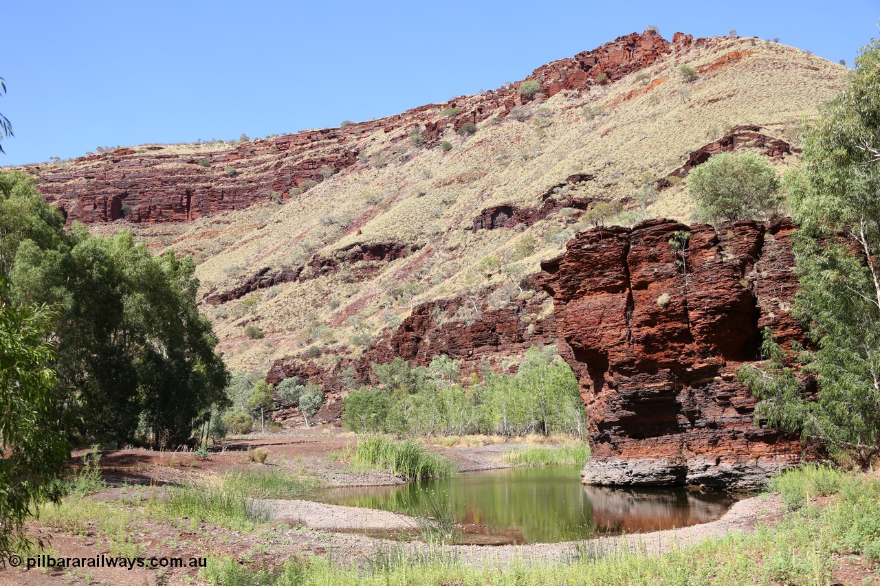 160102 9814
Wittenoom Gorge, Town Pool in Joffre Creek just south of the Colonial Mine. [url=https://goo.gl/maps/AutgczJup1oceeSa9]Geodata[/url].
