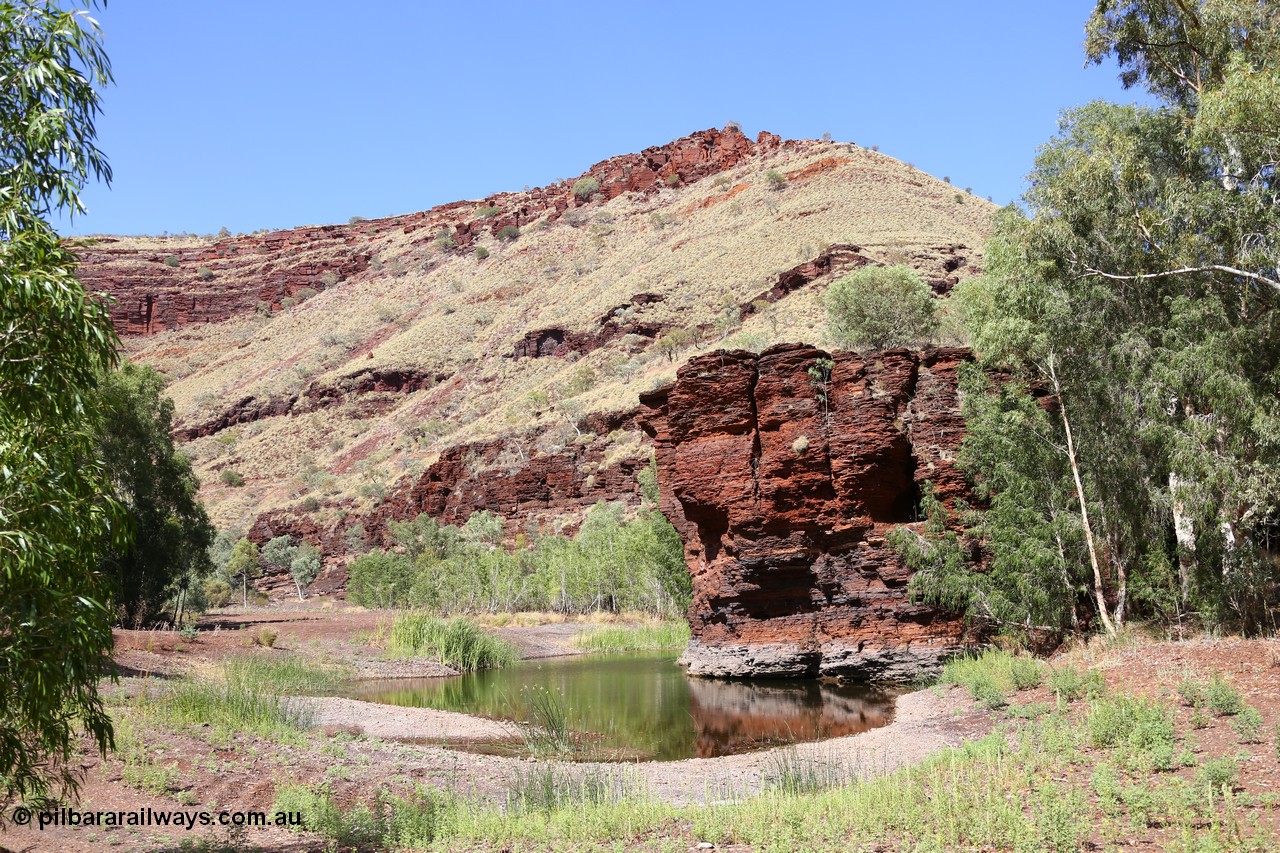 160102 9816
Wittenoom Gorge, Town Pool in Joffre Creek just south of the Colonial Mine. [url=https://goo.gl/maps/AutgczJup1oceeSa9]Geodata[/url].
