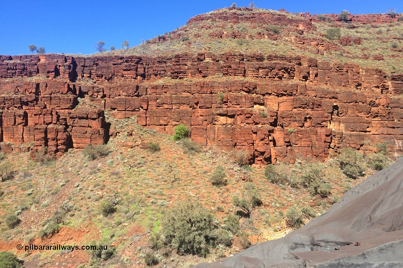 160710 iPh5S 2796
Wittenoom Gorge, Colonial Mine, looking at the south wall from the old building frame.
