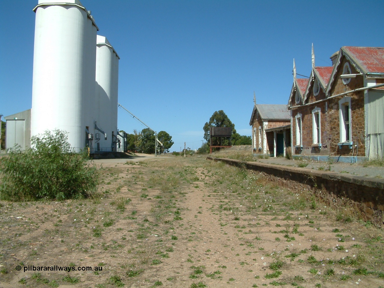 030403 132556
Eudunda railway station yard looking south, track removed, silo complex, elevated water tank and station building. [url=https://goo.gl/maps/bgccZPhjRwP2]GeoData[/url].
