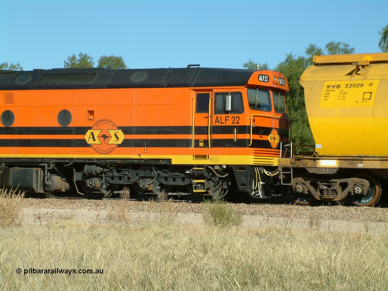 030403 153831
Gladstone, MKA (Morrison Knudsen Australia) rebuilt AL class AL 23 into EMD JT26C-2M model for Australian National in 1993 as the ALF class, here ALF 22 serial 94-AB-022 is second unit on a gradin train being loaded on the 3rd April 2003.
Keywords: ALF-class;ALF22;94-AN-022;MKA;EMD;JT26C-2M;AL-class;