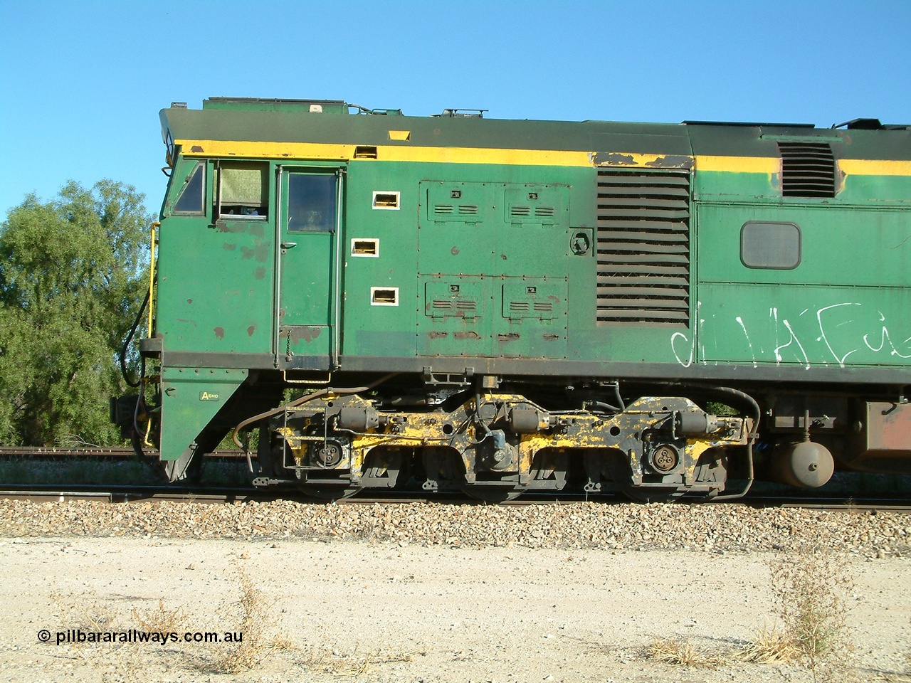 030403 154742
Gladstone, former South Australian Railways AE Goodwin built DL500G ALCo designated the 700 class, class leader 701 serial G6042-2, A end cab side shot, leads a grain train being loaded on the 3rd April 2003.
Keywords: 700-class;701;G6042-2;AE-Goodwin;ALCo;DL500G;