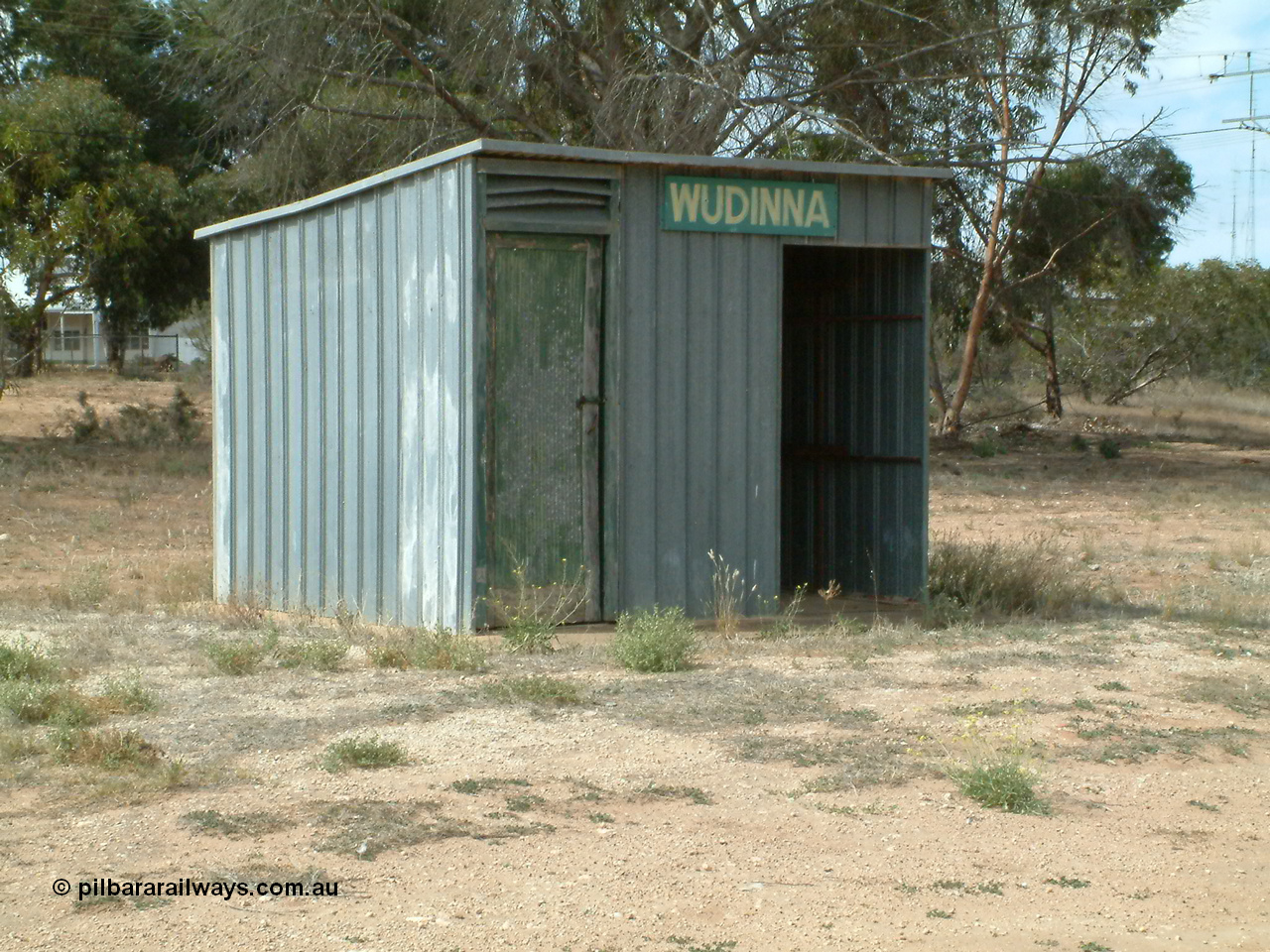 030405 132808
Wudinna, train control cabin and waiting room, elevation from north west, 5th April 2003.
