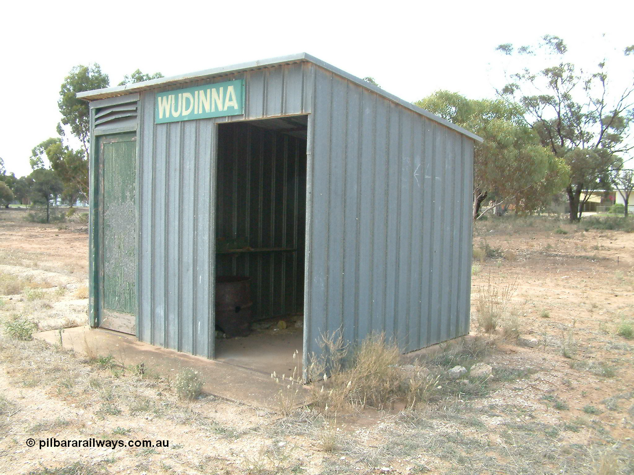 030405 132854
Wudinna, train control cabin and waiting room, elevation from south west, 5th April 2003.
