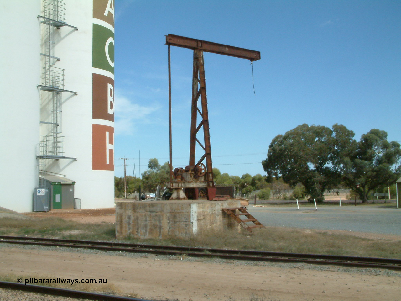 030405 132926
Wudinna, hand operated 5 ton revolving jib yard crane and plinth, 5th April 2003.
