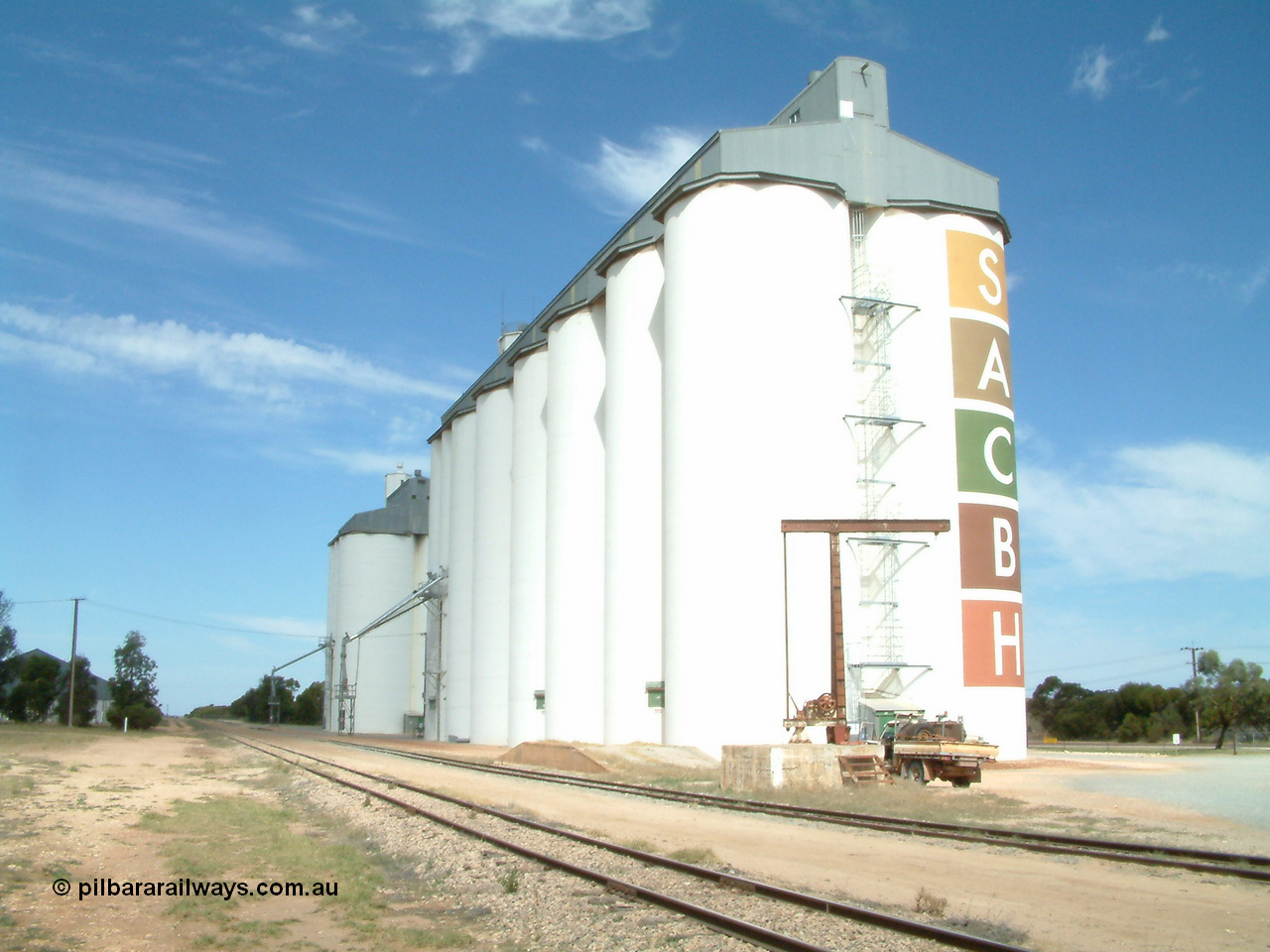 030405 133016
Wudinna, yard overview looking south with the radial yard crane and loading ramp and the SACBH silo complexes and loading spouts, 5th April 2003.
