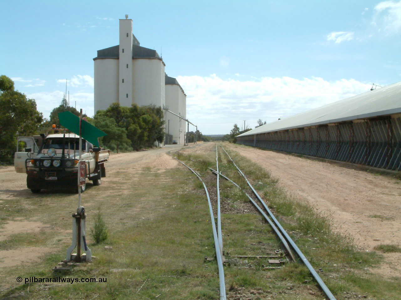 030405 133604
Wudinna, yard overview looking north from the southern end with the siding points and point lever and indicator, SACBH silo complexes on the left and grain shed on the right. 5th April 2003.
