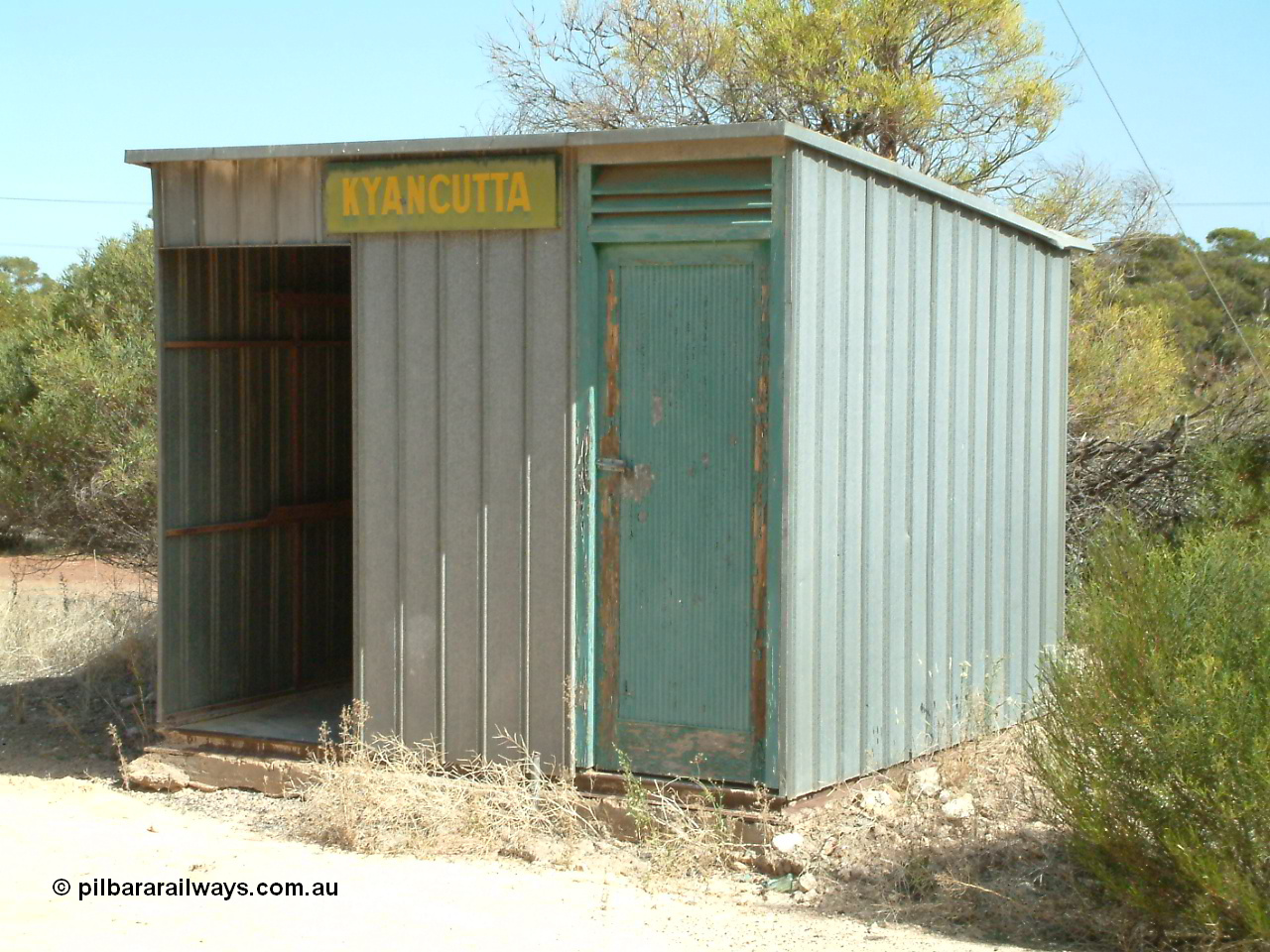 030405 140038
Kyancutta, station located at the 203.1 km and originally opened in March 1916, train control cabin and waiting room - shelter with station name board, 5th April 2003.
