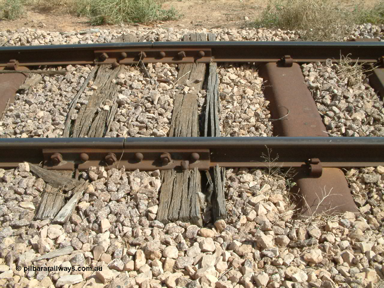 030405 140236
Kyancutta, track view of timber and steel sleepers with bolted rail joins, and a 10 km/h speed restriction, 5th April 2003.
