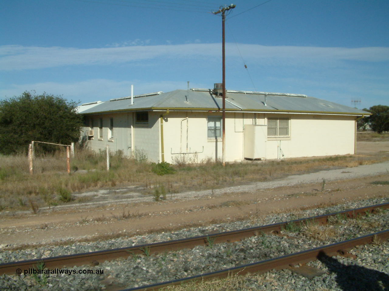 030405 155812
Lock, view across mainline looking at the now disused crew barracks, at the time of this photo the track workers were utilising the facilities, 5th April 2003.
