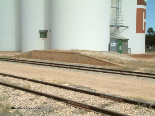 030405 133054
Wudinna, yard view across mainline and siding with loading ramp, SACBH silo complex behind, April 5, 2003.
