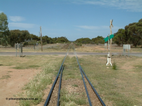 030405 133514
Wudinna, track view looking south across the grade crossing for Naylor Tce with the toe of the siding points and point lever with indicator, April 5, 2003.
