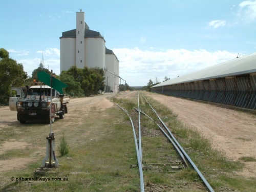 030405 133604
Wudinna, yard overview looking north from the southern end with the siding points and point lever and indicator, SACBH silo complexes on the left and grain shed on the right. April 5, 2003.
