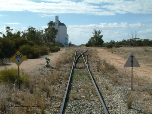 030405 150340
Warramboo, yard overview looking north with siding point levers and indicators, 20 km/h speed restriction signs, concrete SACBH silo complex on the left, April 5, 2003.
