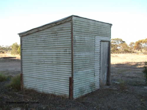 030405 154855
Lock, front view of corrugated iron building located across the tracks opposite the silos, April 5, 2003.

