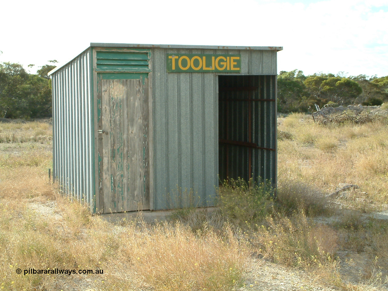 030406 084217
Tooligie, station located at the 113.4 km, originally opened May 1913, train control cabin and waiting room - shelter with station name board, 6th April 2003.
