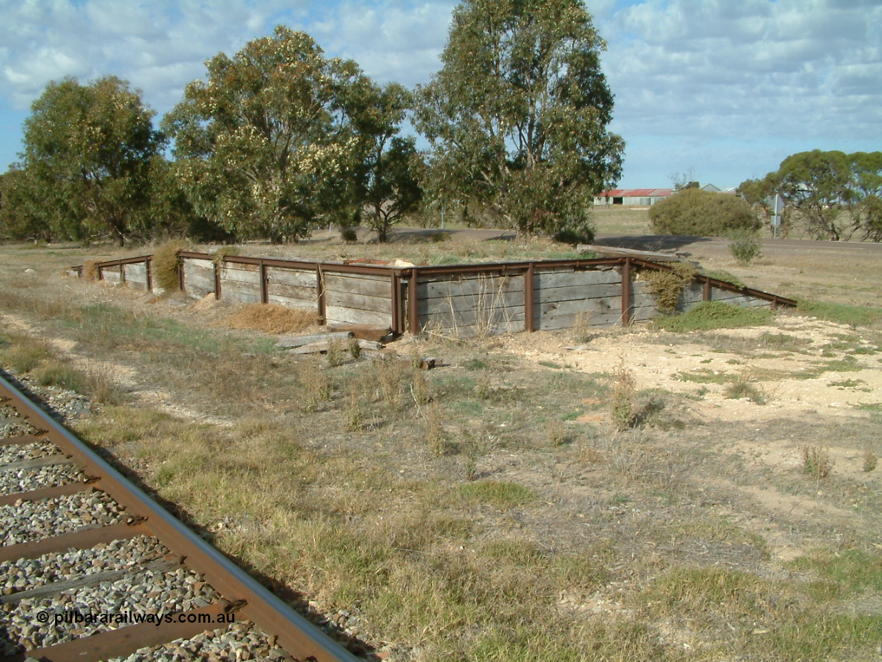 030406 090159
Karkoo, station located at 93.6 km, originally opened February 1914 and closed in August 1980, this former loading ramp being all that remains today, 6th April 2003.
