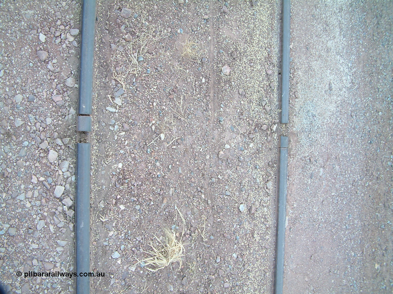 030406 092656
Yeelanna, track view of gaps in rail on the grain and goods siding. 6th April 2003.
