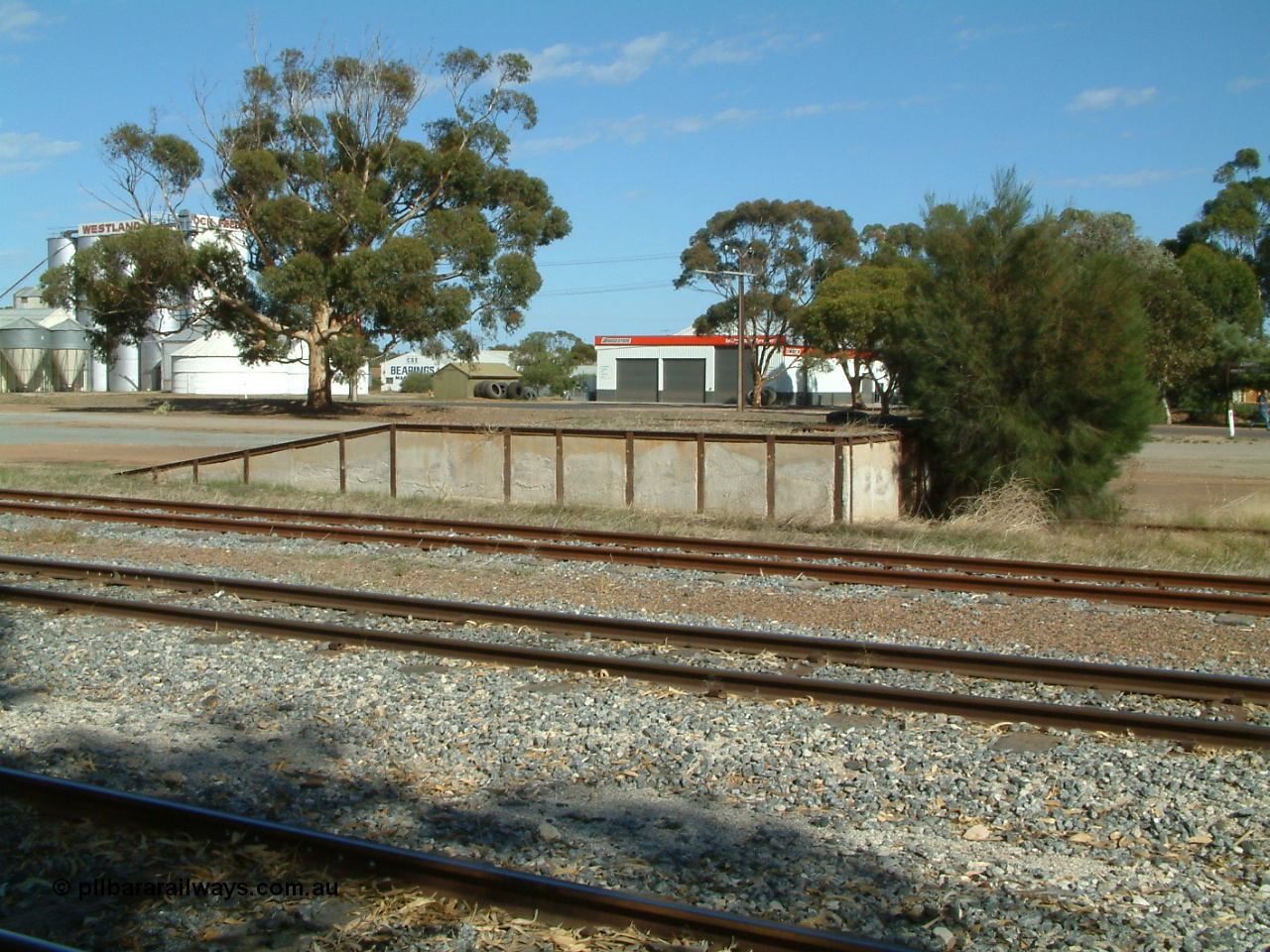 030406 095240
Cummins, goods loading ramp, tracks from camera, Buckleboo line - siding, mainline, grain siding and loading ramp siding. 6th April 2003.
