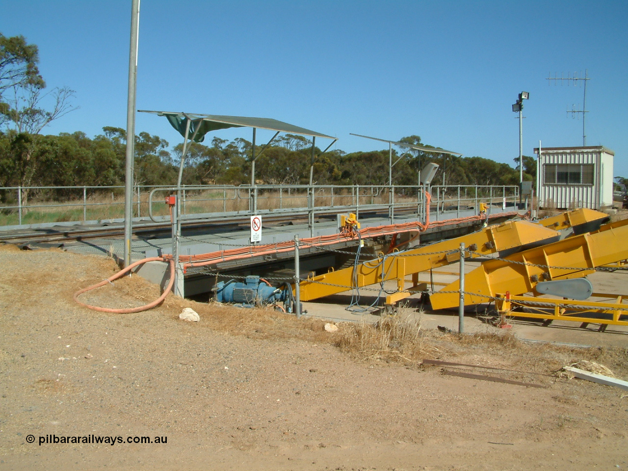 030406 100724
Cummins, grain bunker rail unloading facility with dual DOH 'Drive Over Hopper' and stackers for loading road vehicles. 6th April 2003.
