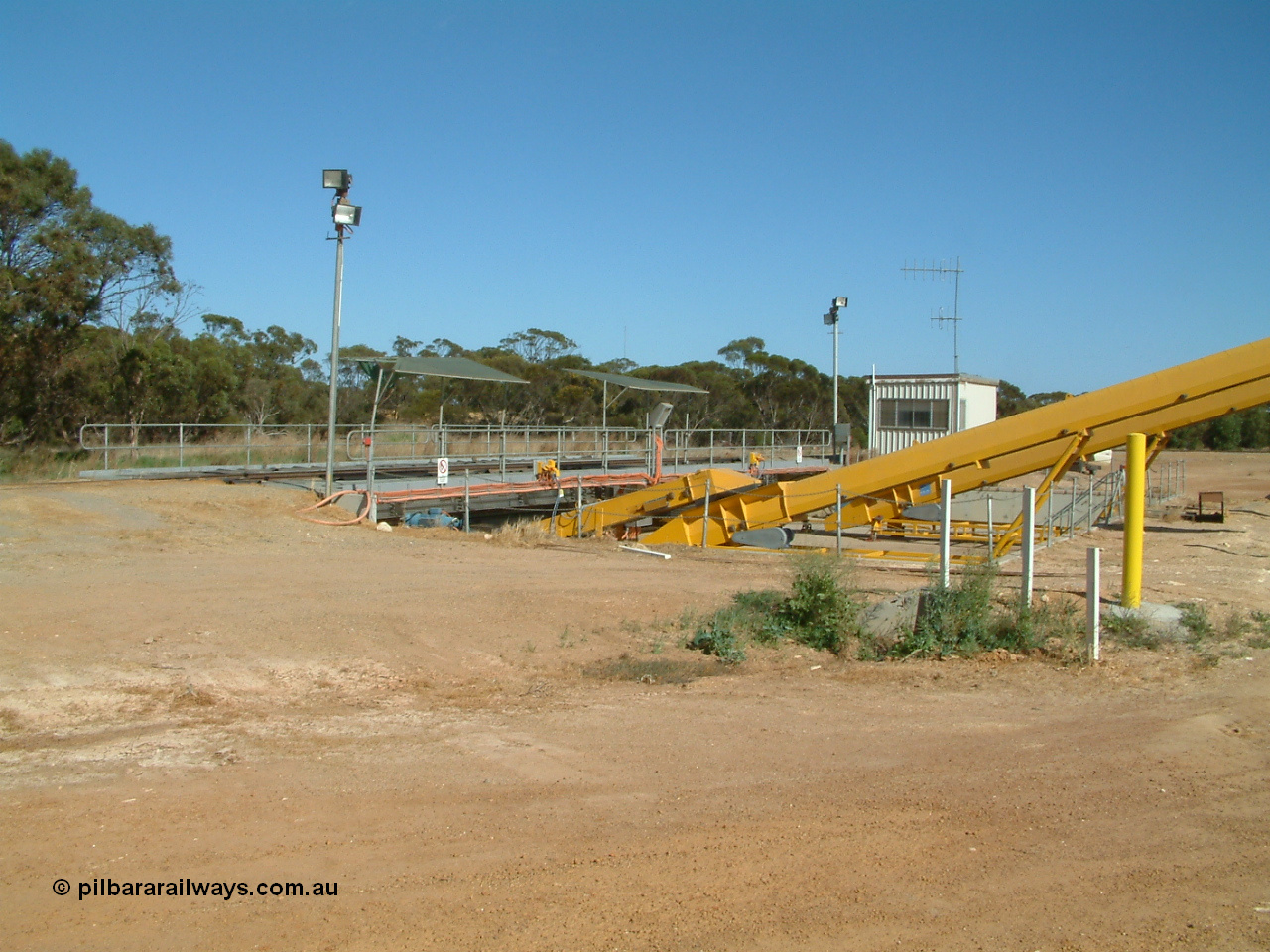 030406 100746
Cummins, grain bunker rail unloading facility with dual DOH 'Drive Over Hopper' and stackers for loading road vehicles. 6th April 2003.
