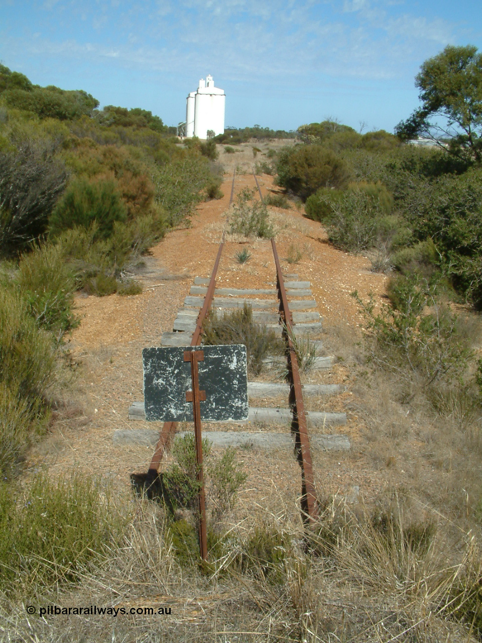 030406 141408
Kapinnie, end of the line, looking from the terminus of the former continuation for the Mount Hope line back towards Kapinnie. 6th April 2003.
