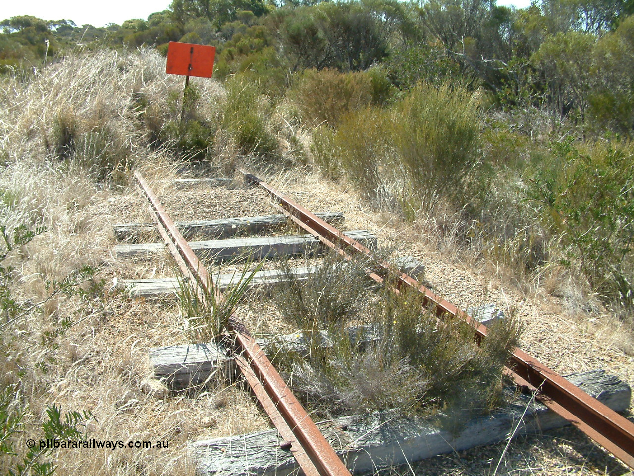 030406 141510
Kapinnie, end of the line, terminus of the former continuation for the Mount Hope line. 6th April 2003.
