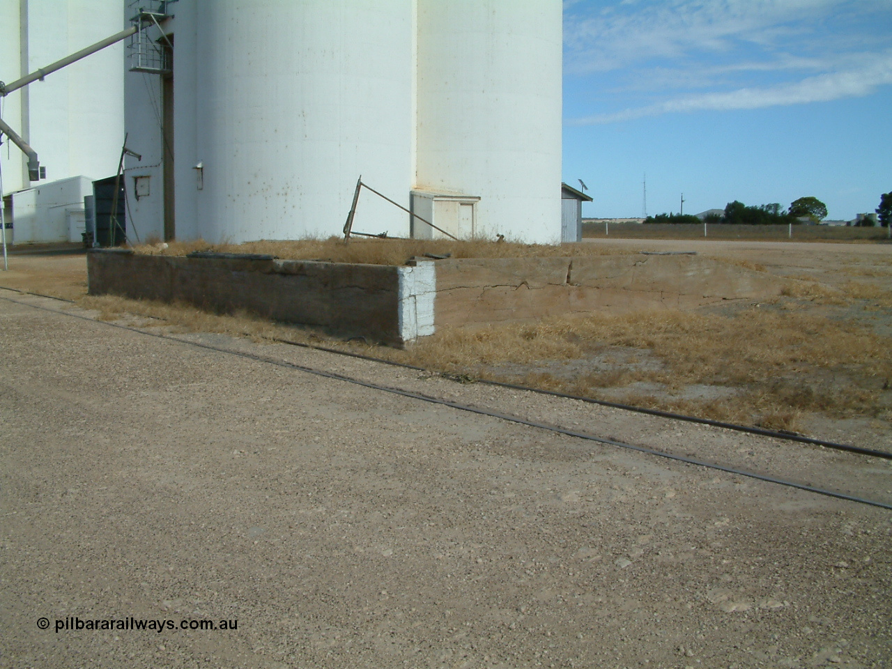 030406 142210
Kapinnie, yard view of former goods shed, loading ramp, concrete silo complex beside it. 6th April 2003.
