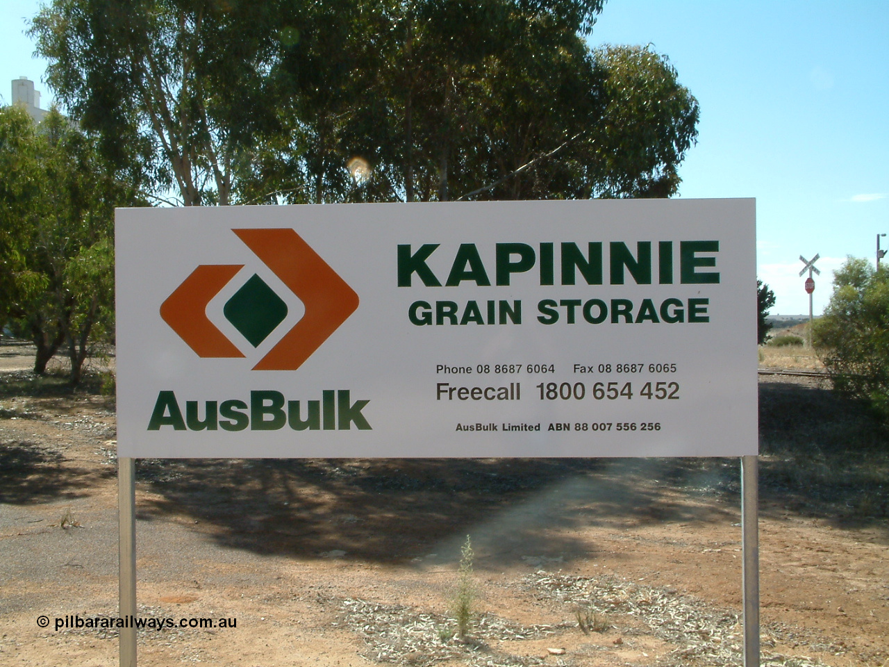 030406 142926
Kapinnie, brand new AusBulk sign for Kapinnie silos. 6th April 2003.
