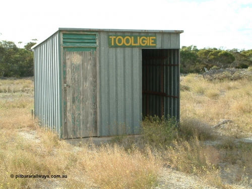 030406 084217
Tooligie, station located at the 113.4 km, originally opened May 1913, train control cabin and waiting room - shelter with station name board, April 6, 2003.
