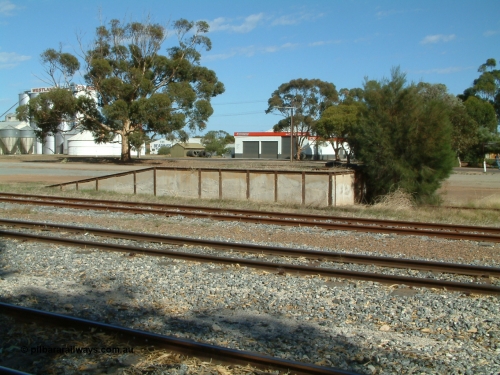 030406 095240
Cummins, goods loading ramp, tracks from camera, Buckleboo line - siding, mainline, grain siding and loading ramp siding. April 6, 2003.
