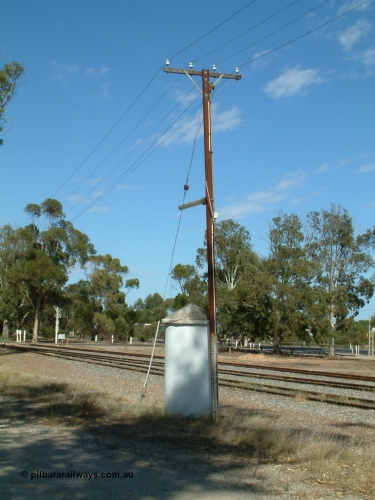 030406 095916
Cummins, concrete train control booth, with light on pole above it, Railway Tce grade crossing. April 6, 2003.
