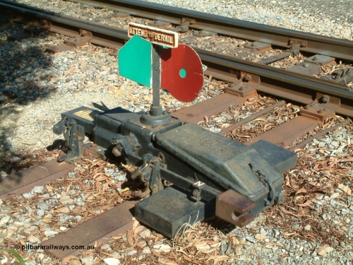 030406 102848
Edillilie, General Electric manual point machine with indicator, north end of siding. April 6, 2003.
