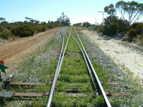 030406 103550
Edillilie, station located at the 51.3 km, opened in November 1907 as Mortlock, renamed in October 1908. Yard overview looking north with silo complexes on the left. April 6, 2003.
