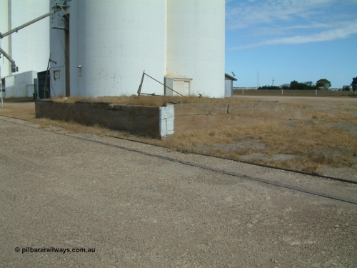 030406 142210
Kapinnie, yard view of former goods shed, loading ramp, concrete silo complex beside it. April 6, 2003.
