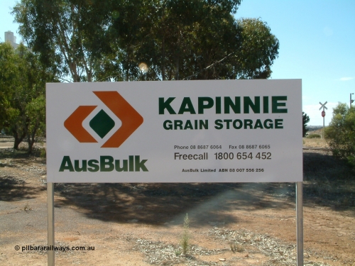 030406 142926
Kapinnie, brand new AusBulk sign for Kapinnie silos. April 6, 2003.
