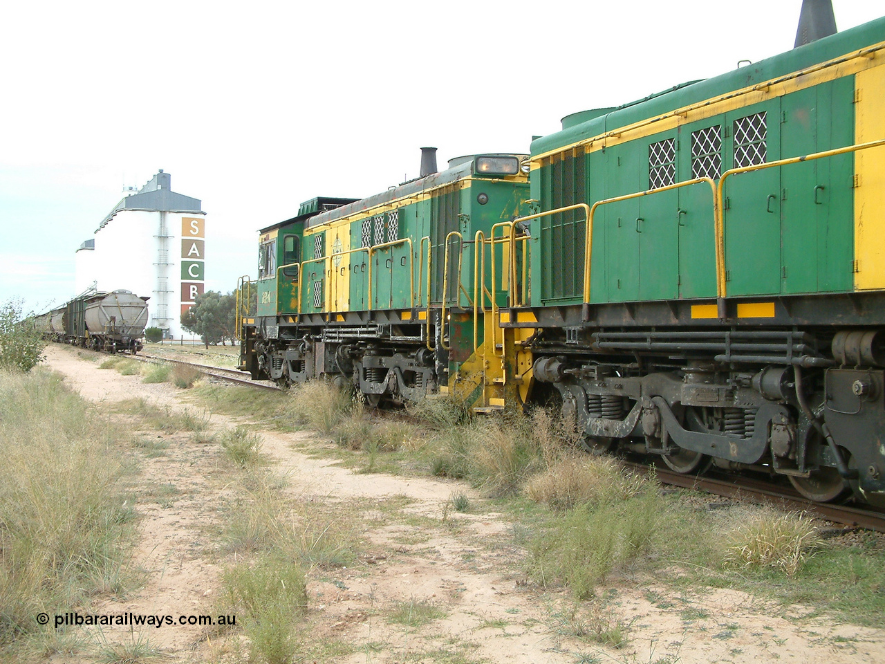 030407 083359
Wudinna, empty grain train shunts back onto train on the mainline, former Australian National Co-Co locomotive AE Goodwin ALCo model DL531 830 class units 851 serial no. 84137 has been on the Eyre Peninsula since delivered in 1962. 7th April, 2003.
Keywords: 830-class;851;AE-Goodwin;ALCo;DL531;84137;